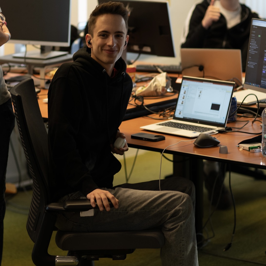 Foto van Daan Kentrop die werkt op een laptop.